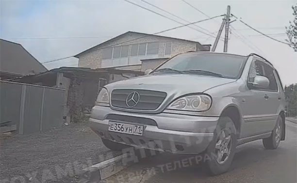 В Плеханово водитель Mercedes объехал по тротуару красный на светофоре