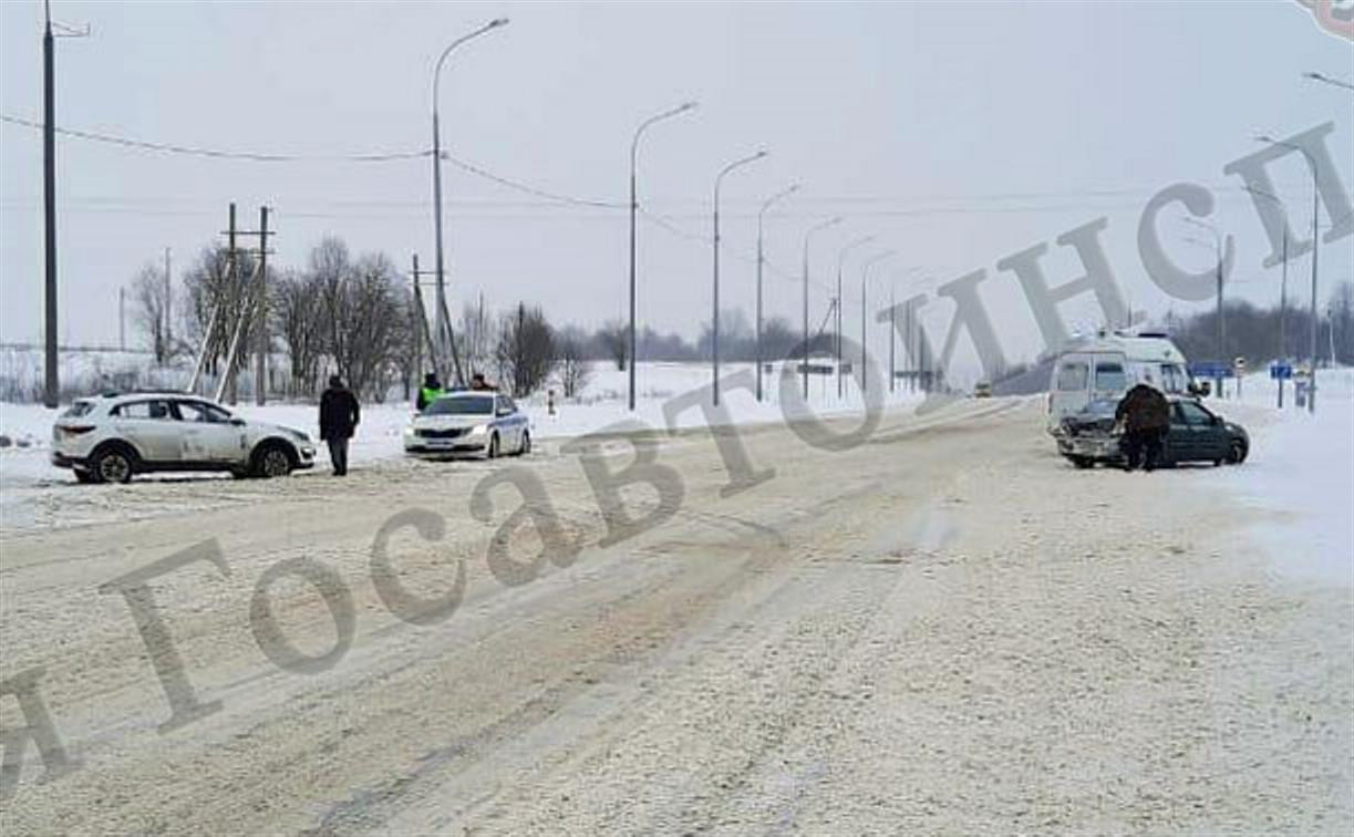 В Алексинском районе при попутном столкновении авто пострадала женщина