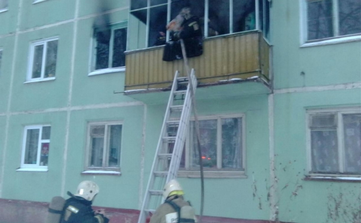 Пожарные спасли из огня двух человек