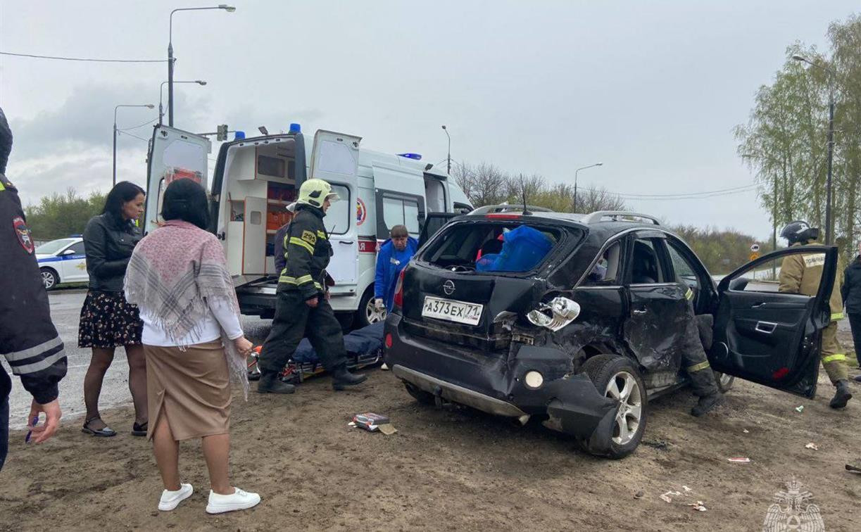 В Ефремовском районе в ДТП с грузовиком и легковушкой пострадали три человека