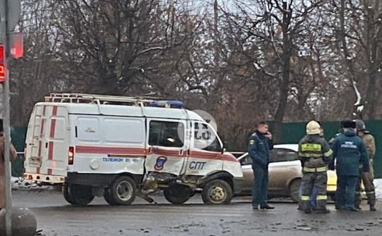 В Туле попала в аварию машина МЧС