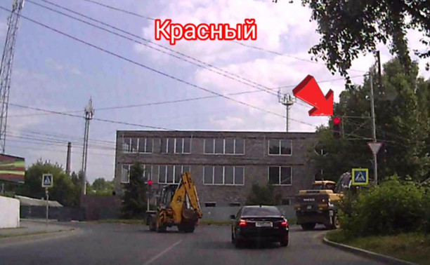 На ул. Степанова торопыга не смог обогнать трактор и прошмыгнул на красный
