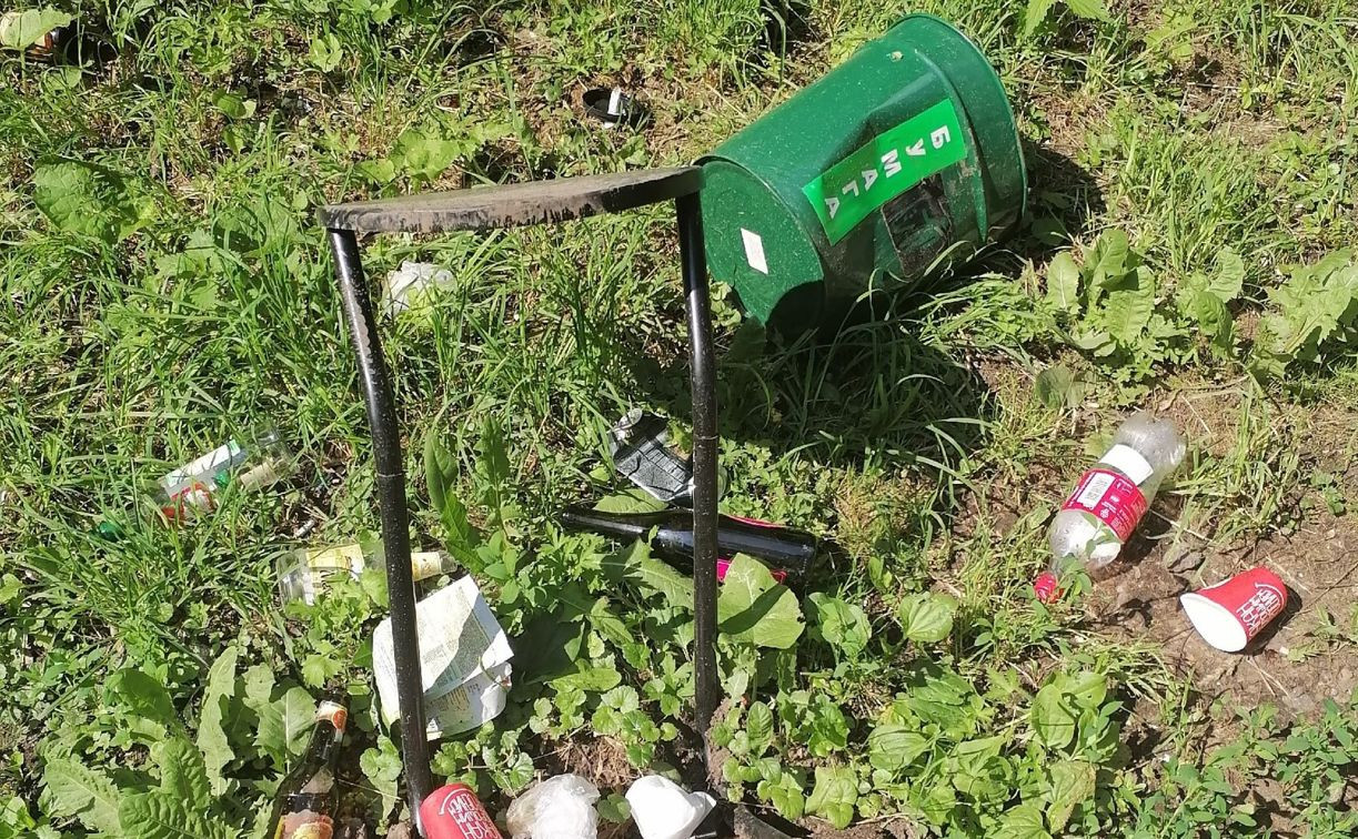 В новомосковском парке вандалы уничтожили урны