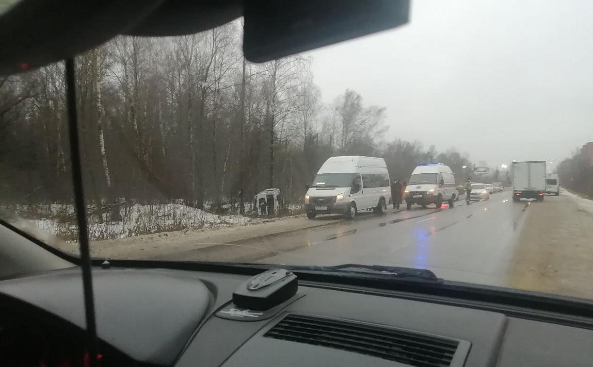 В Тульской области рейсовый автобус вылетел в кювет: погиб водитель