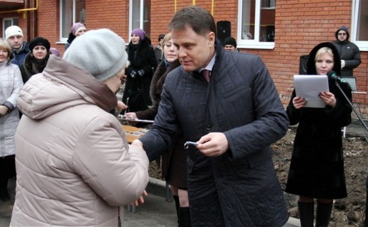 Губернатор Владимир Груздев вручил ключи от квартир новосёлам в Узловском районе