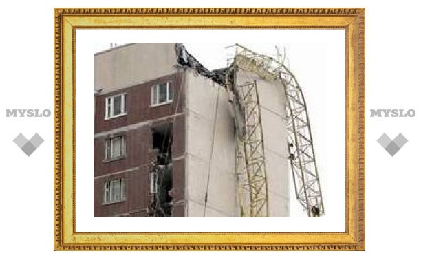 В Санкт-Петербурге упавший башенный кран "разрубил" жилой 12-этажный дом