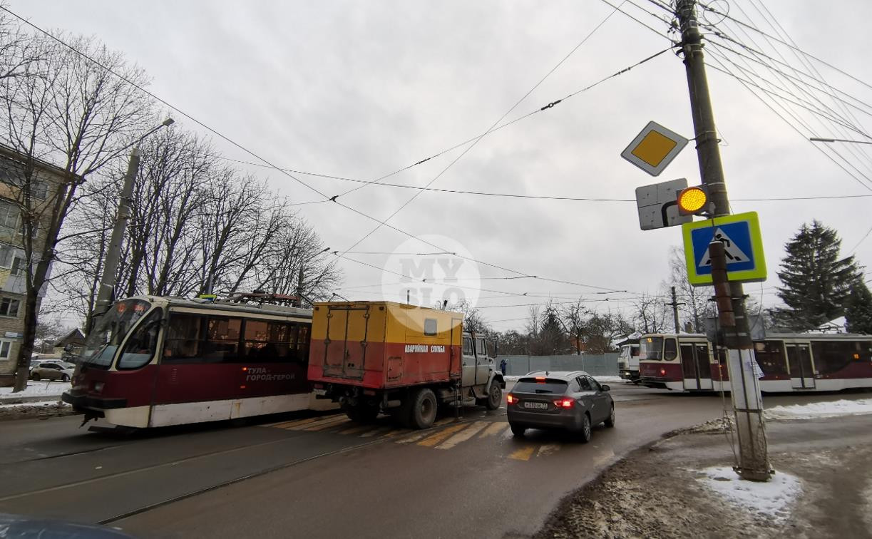 В Туле на улице Агеева трамваи поломали пантографы и столб