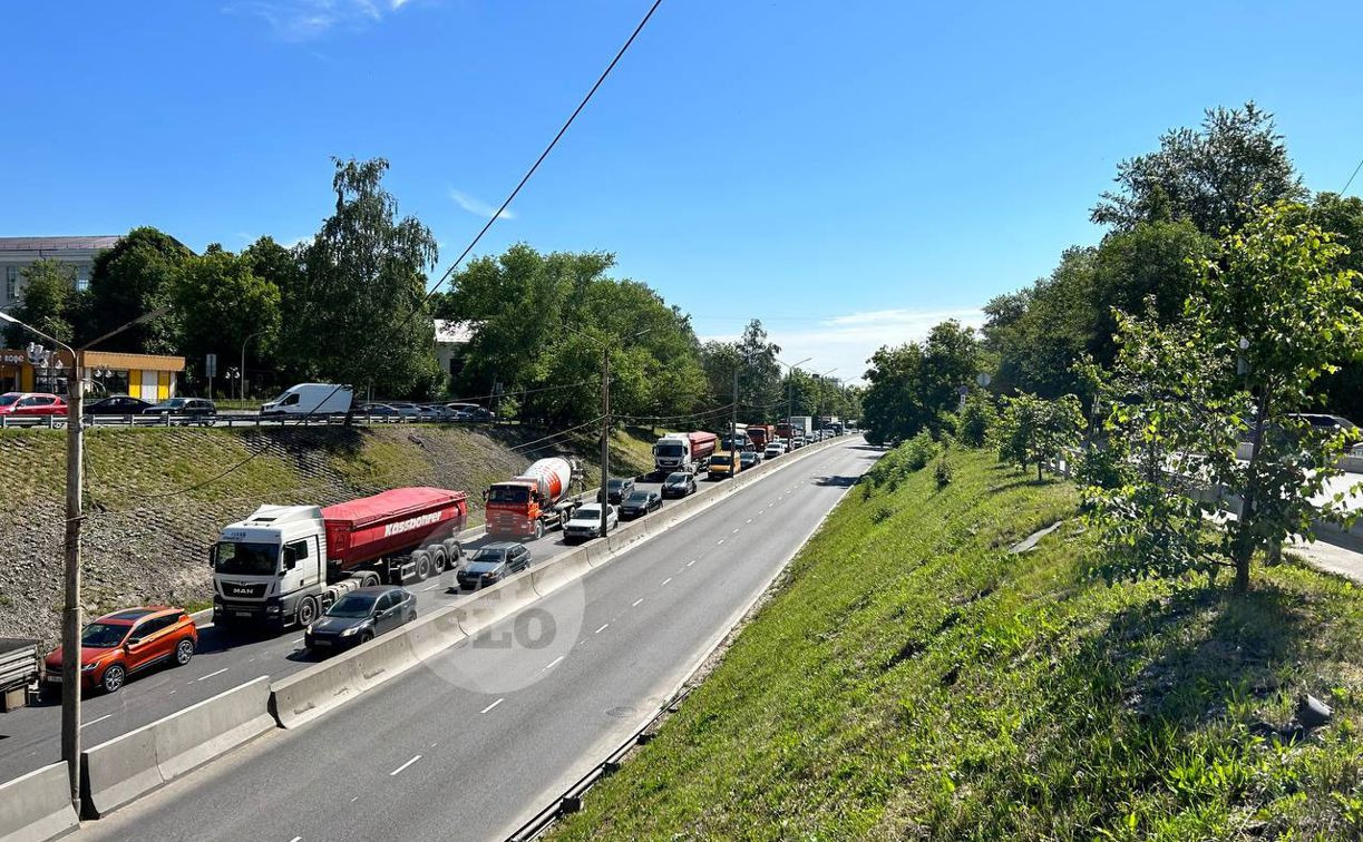 Калужское шоссе встало в пятикилометровой пробке из-за ДТП