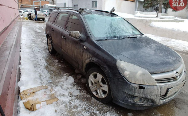 В Туле на Красноармейском проспекте глыбы льда рухнули на автомобиль и магазин