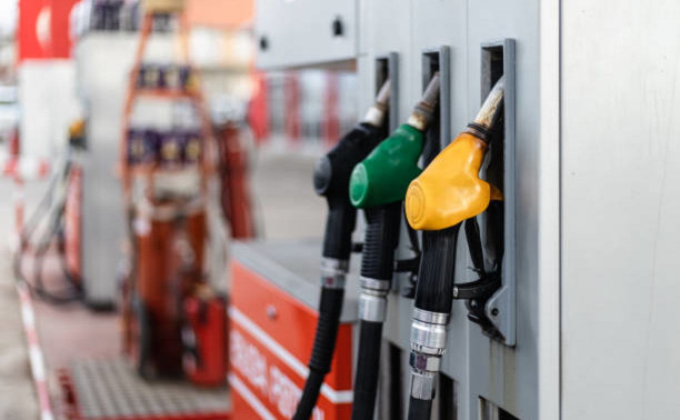 Почему в Туле резко взлетели цены на бензин: сотрудник АЗС назвал причину