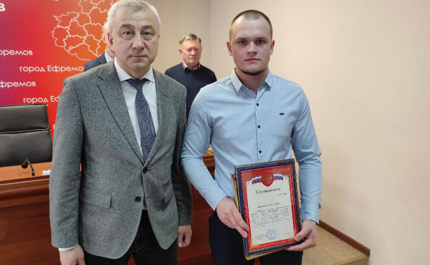 В Ефремове наградили мужчин, спасавших жителей многоэтажки после взрыва газа