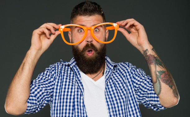 На носу сидят, на мир глядят: узнайте известную личность по очкам!