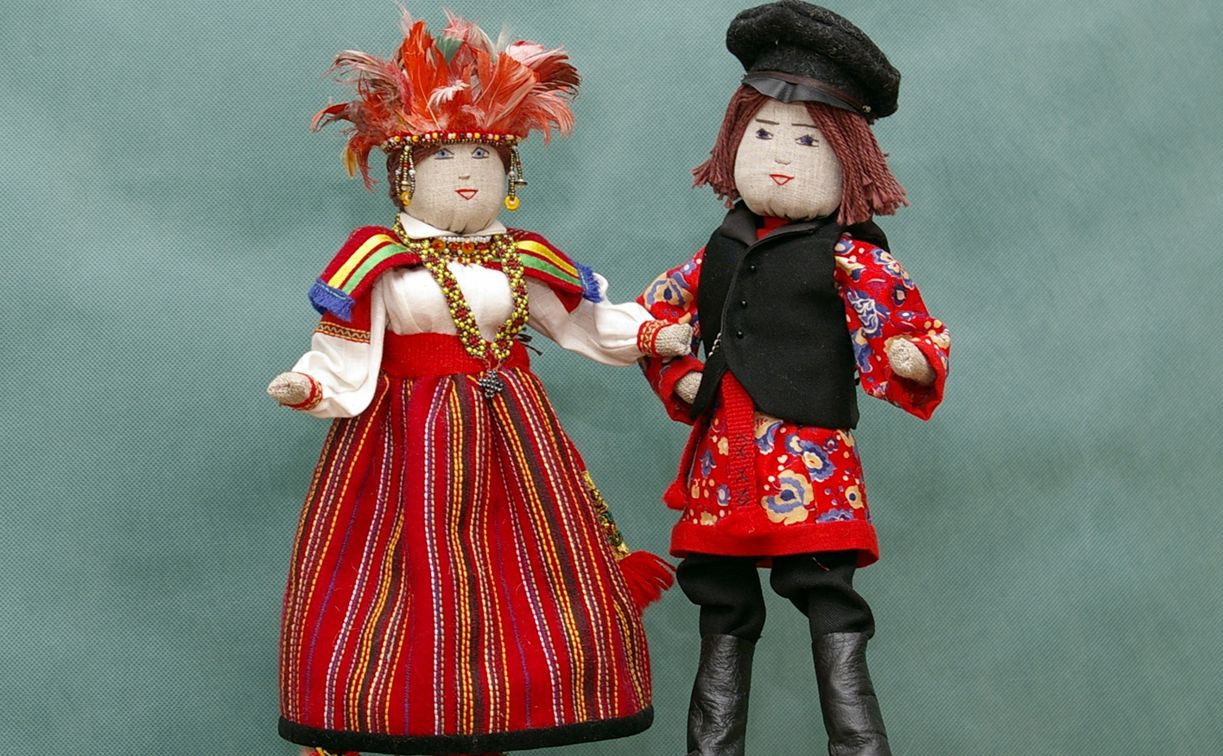 «Тепло вплетая в полотно»: в Туле открывается выставка авторских кукол в костюмах Тульской губернии