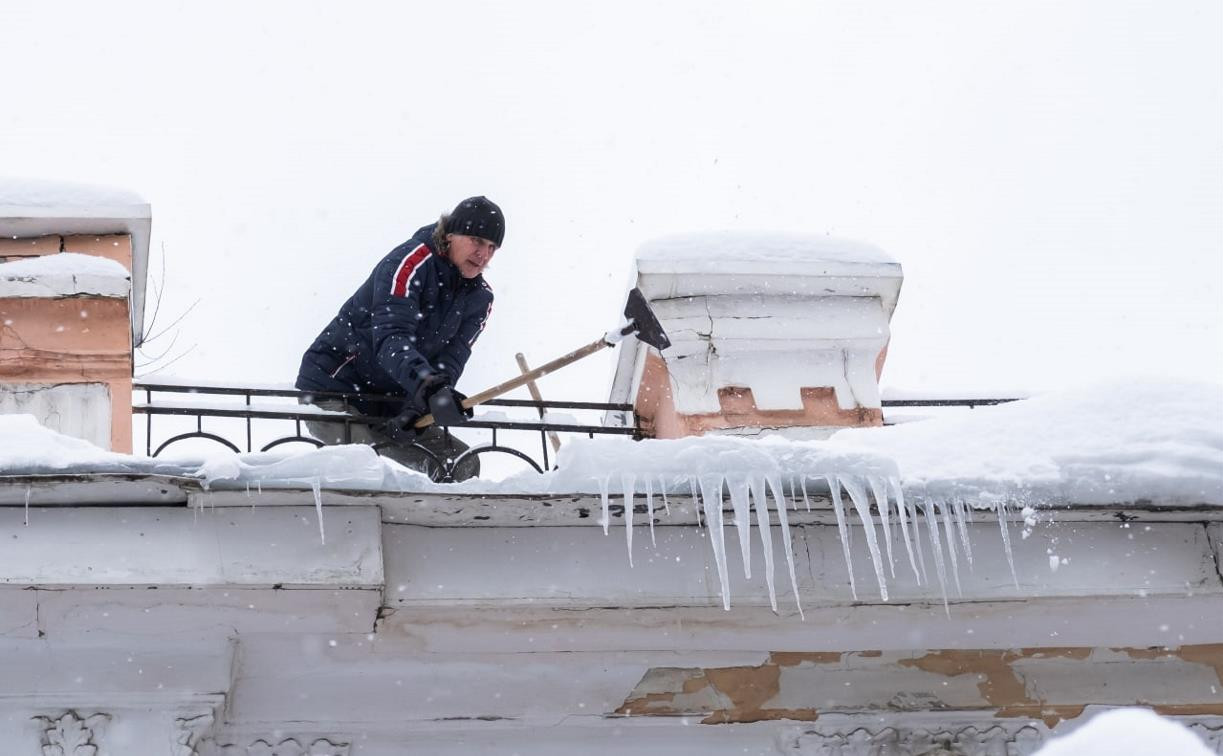 Снег в городе: как должны убирать зимой дворы и крыши домов в Туле