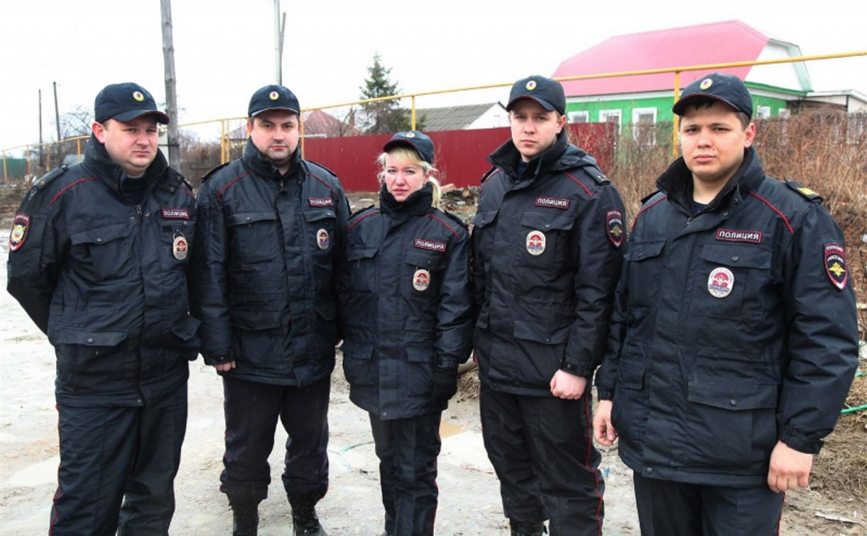 Сотрудники тульской полиции спасли на пожаре в Плеханово 15 человек