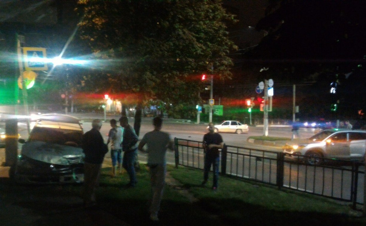 Ночью в Туле на пересечении улиц Кирова и Ложевой столкнулись «Хёндэ» и «Рено»