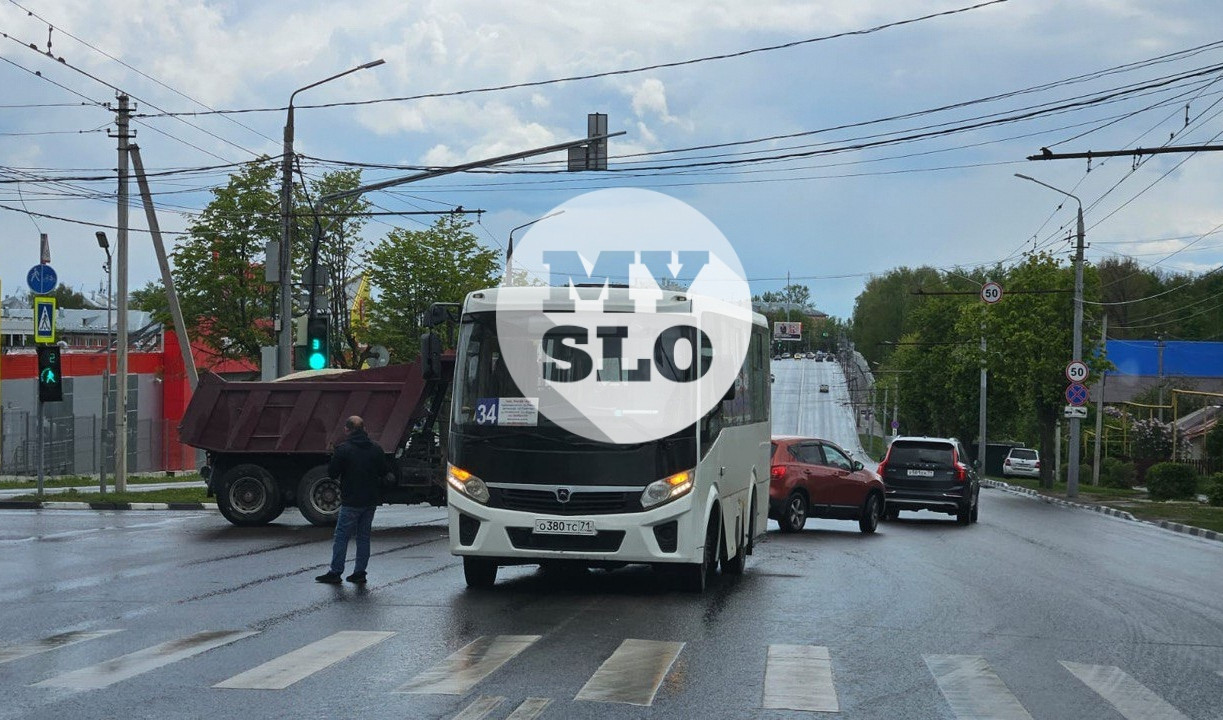 В Туле на Октябрьской КамАЗ врезался в пассажирский автобус 