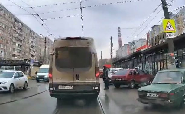 На ул. М. Горького водитель маршрутки «забыл», где можно брать пассажиров