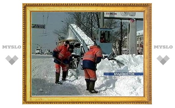 Владивосток оказался парализован из-за снегопада