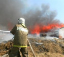В Ефремовском районе горящие сараи тушили два пожарных расчета