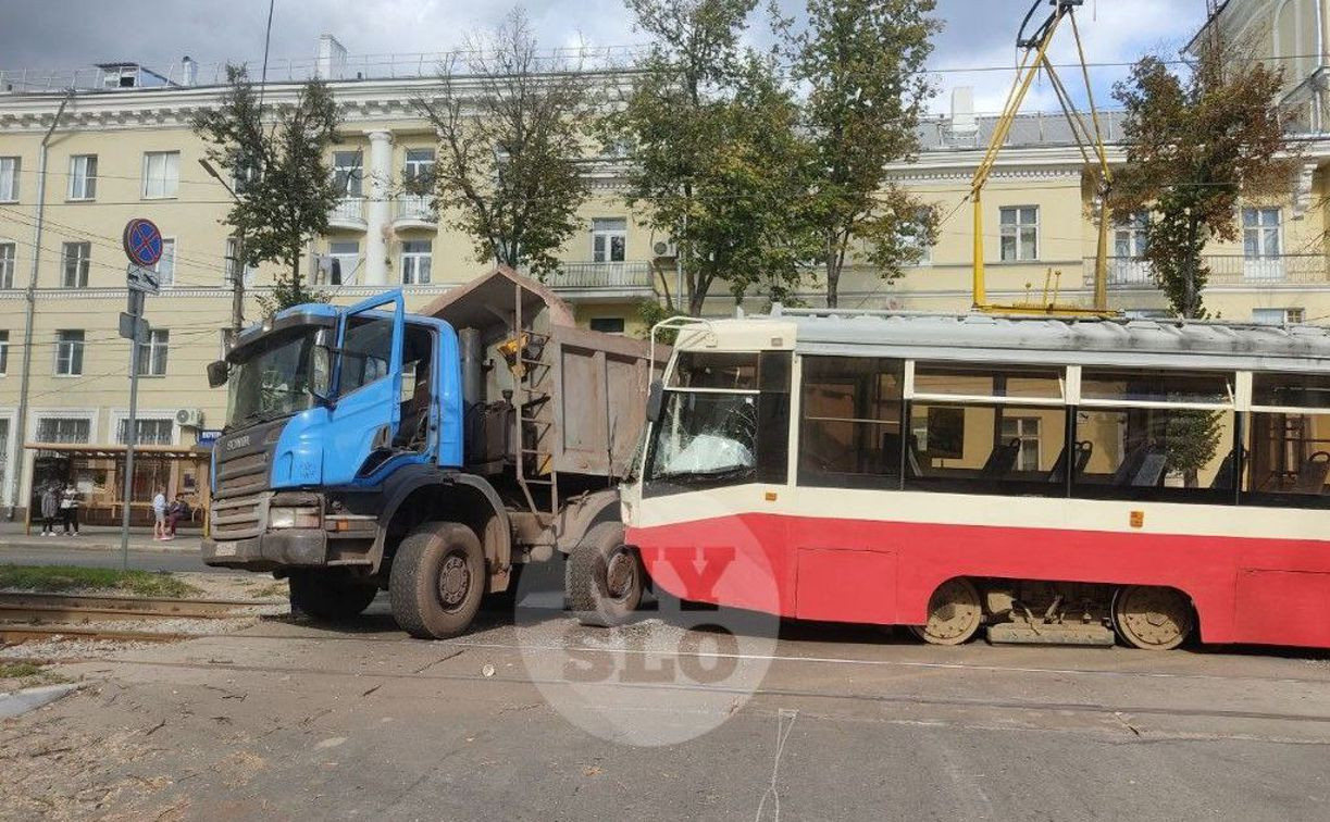 На ул. Металлургов трамвай столкнулся с самосвалом