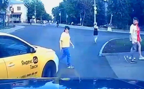 В Туле таксист поехал «сквозь» идущих пешеходов