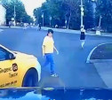 В Туле таксист поехал «сквозь» идущих пешеходов