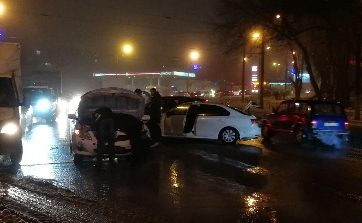 На улице Металлургов в Туле столкнулись две иномарки