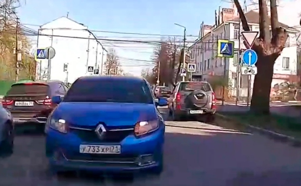 На ул. Гоголевской водитель Renault пожелал ехать «против шерсти»
