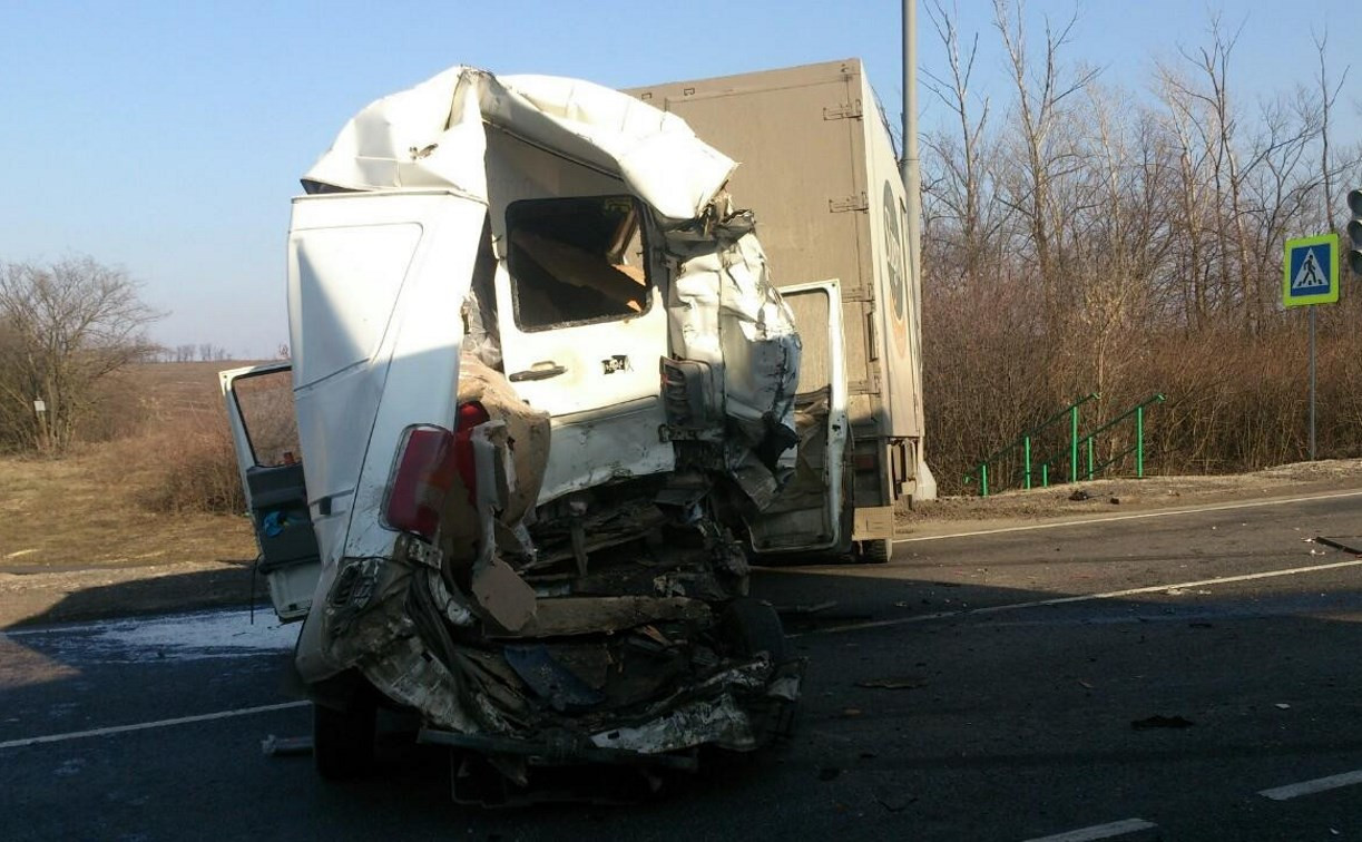 На трассе «Дон» в ДТП с участием двух грузовиков пострадал водитель микроавтобуса 