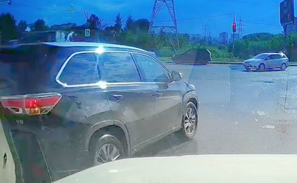 В Туле водитель Toyota лихо промчал на красный