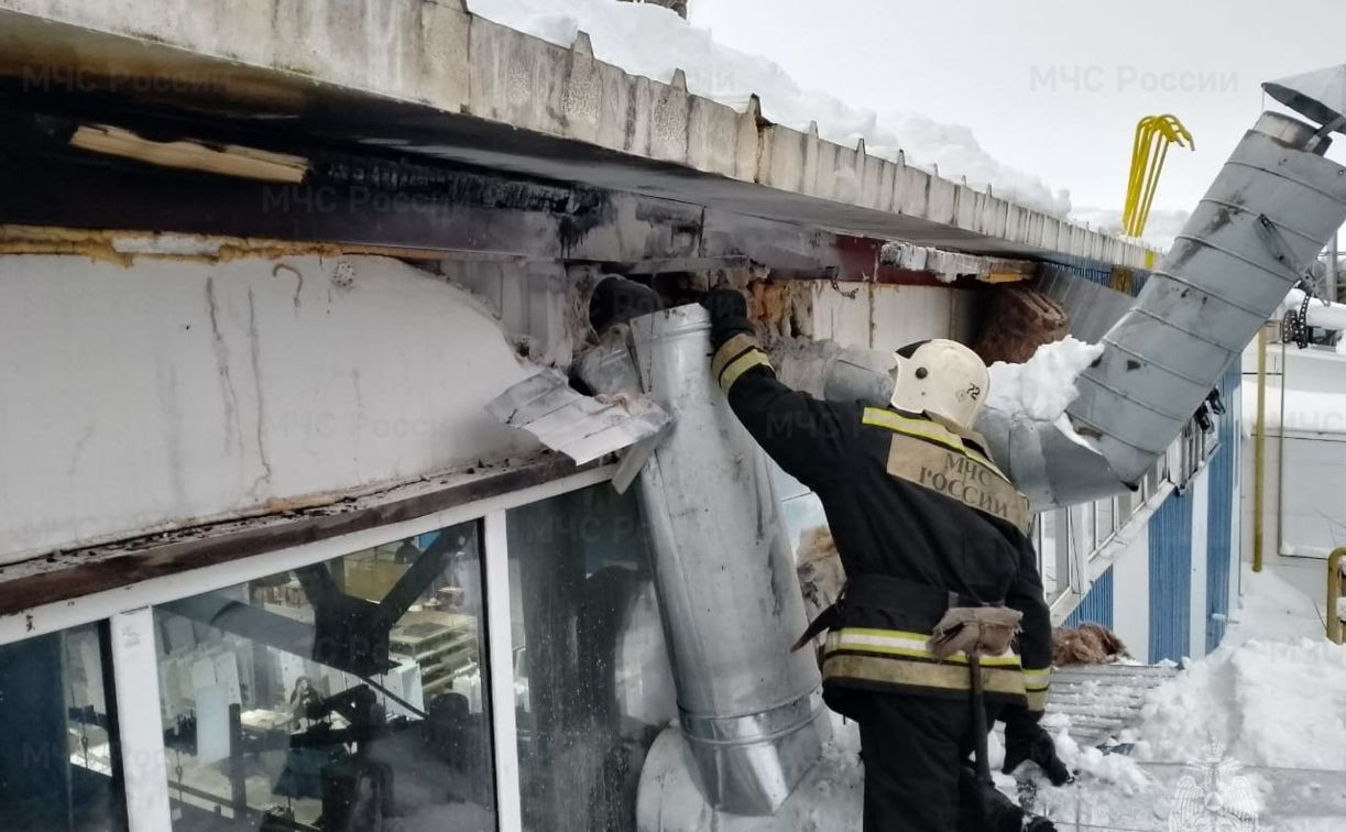 При пожаре на заводе в Веневском районе спасатели эвакуировали 20 человек