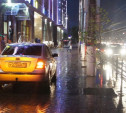 Тульские гаишники оштрафовали влюбленного за галантность под дождем