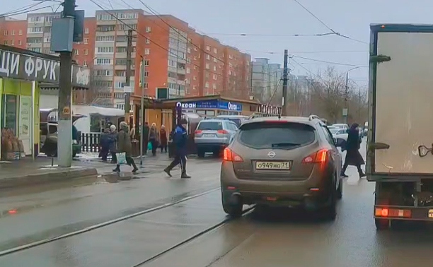 В Туле торопливый водитель прошмыгнул между пешеходами