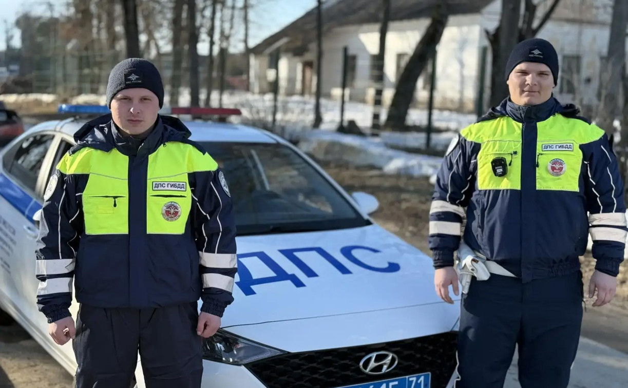 «Увидели дым и бросились спасать»: тульские автоинспекторы вынесли женщину из огня