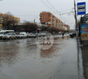 Перекресток Красноармейского проспекта и ул. Лейтейзена затопило водой