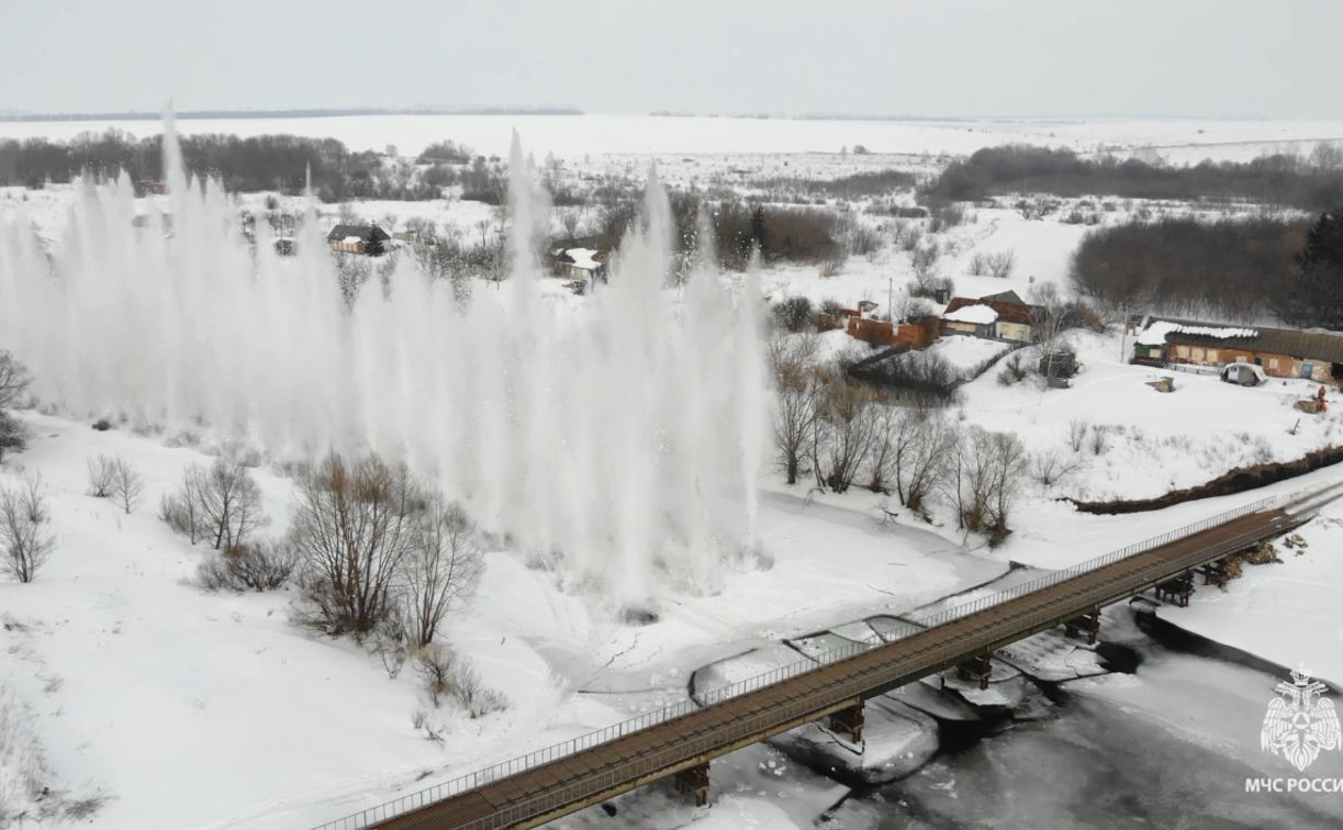 Захватывающее видео: МЧС взрывает лёд на тульской реке