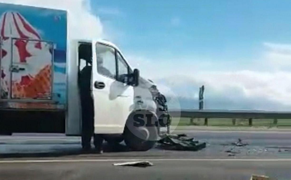 На автодороге Тула – Новомосковск грузовик с мороженым врезался в кроссовер
