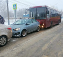 На Веневском шоссе в Туле автобус «собрал» две легковушки