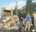 На улице Щегловская Засека в Туле водитель мусоровоза высыпал мусор на дорогу