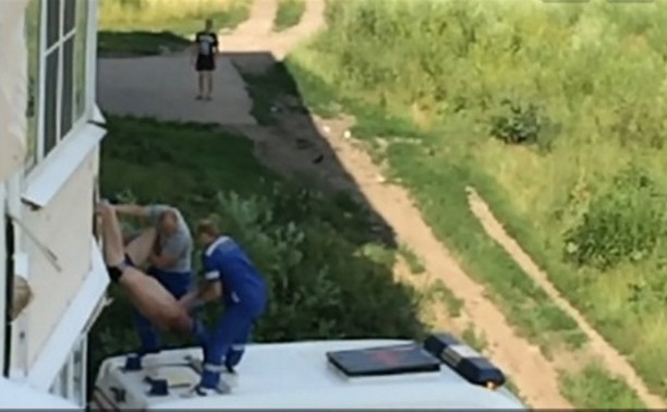 ЧП в Новомосковске: пьяный мужчина выпал с балкона и повис на газовой трубе