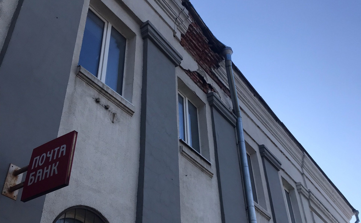 Жители Алексина жалуются на падающие со здания «Почты России» кирпичи