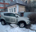 На ул. Мусоргского в Туле девушка на Kia чуть не влетела в частный дом