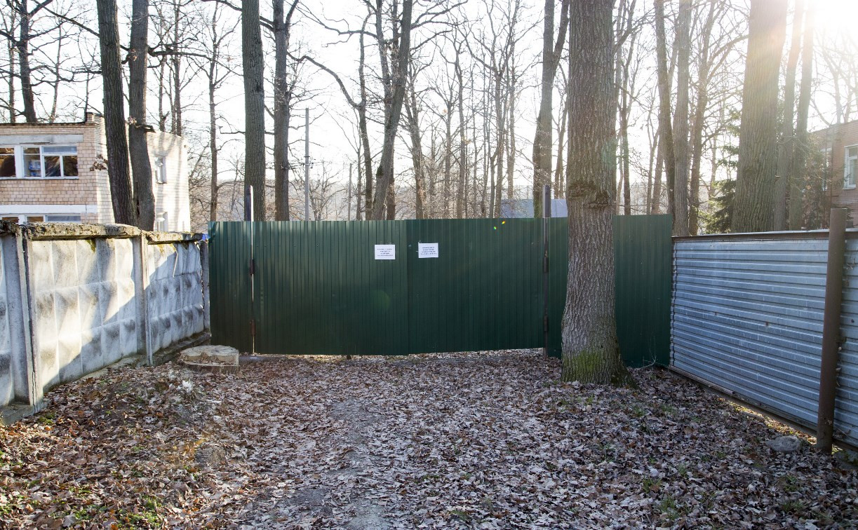 В Туле лагерь «Керамик» незаконно установил забор, захватив часть леса
