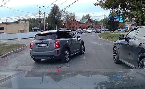 На ул. Каракозова в Туле заметили торопливый мини-кроссовер