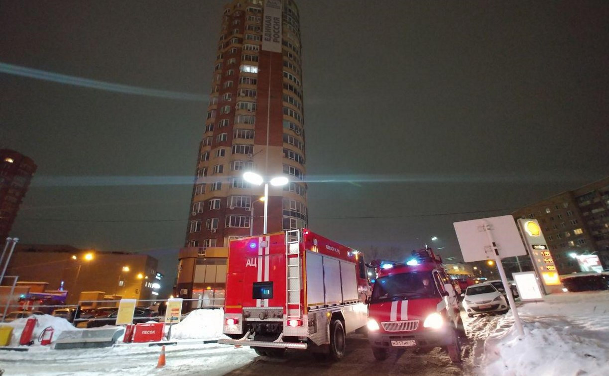 Пожарные эвакуировали жильцов многоэтажки на пр. Ленина