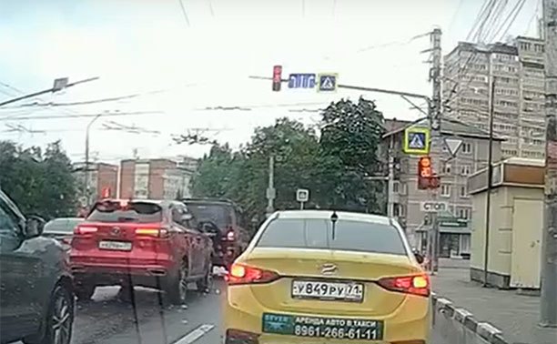 В Туле таксист встал «не туда», а потом проехал на красный