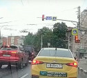 В Туле таксист встал «не туда», а потом проехал на красный