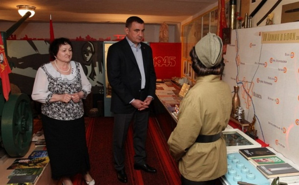 Учащиеся Волхонщинской средней школы показали Алексею Дюмину школьный музей боевой славы