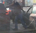 В Туле водитель выскочил из машины и набросился на соседний автомобиль: видео